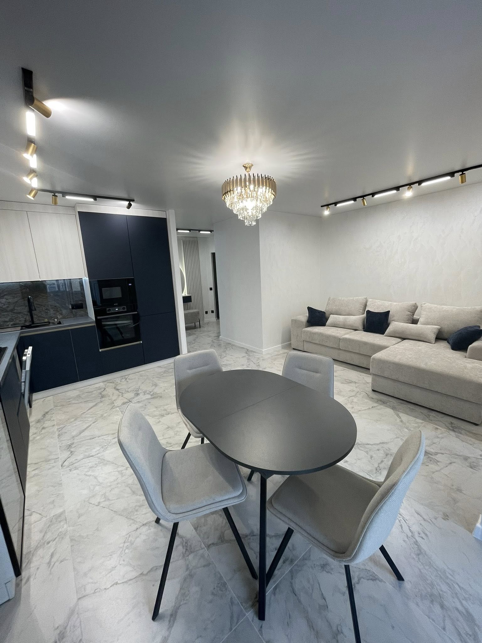 Продаж 2 кім квартири на проспекті Злуки з ремонтом у новобудові